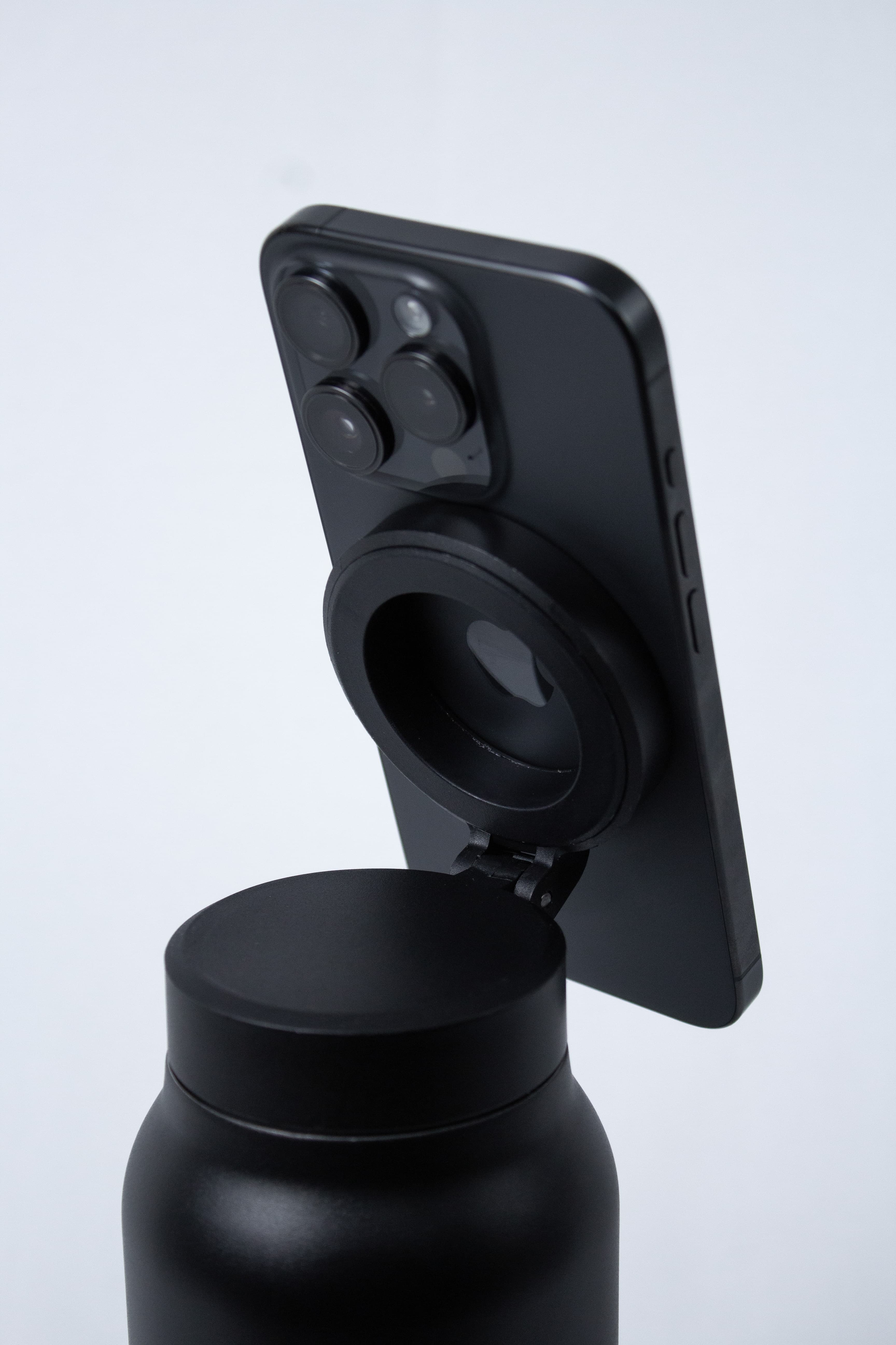 MAGNETIC BLACK BOTTLE image 2